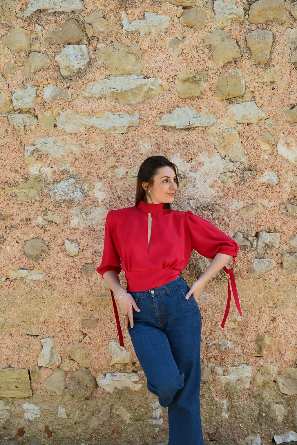 Blusa rossa in seta con scollo schiena