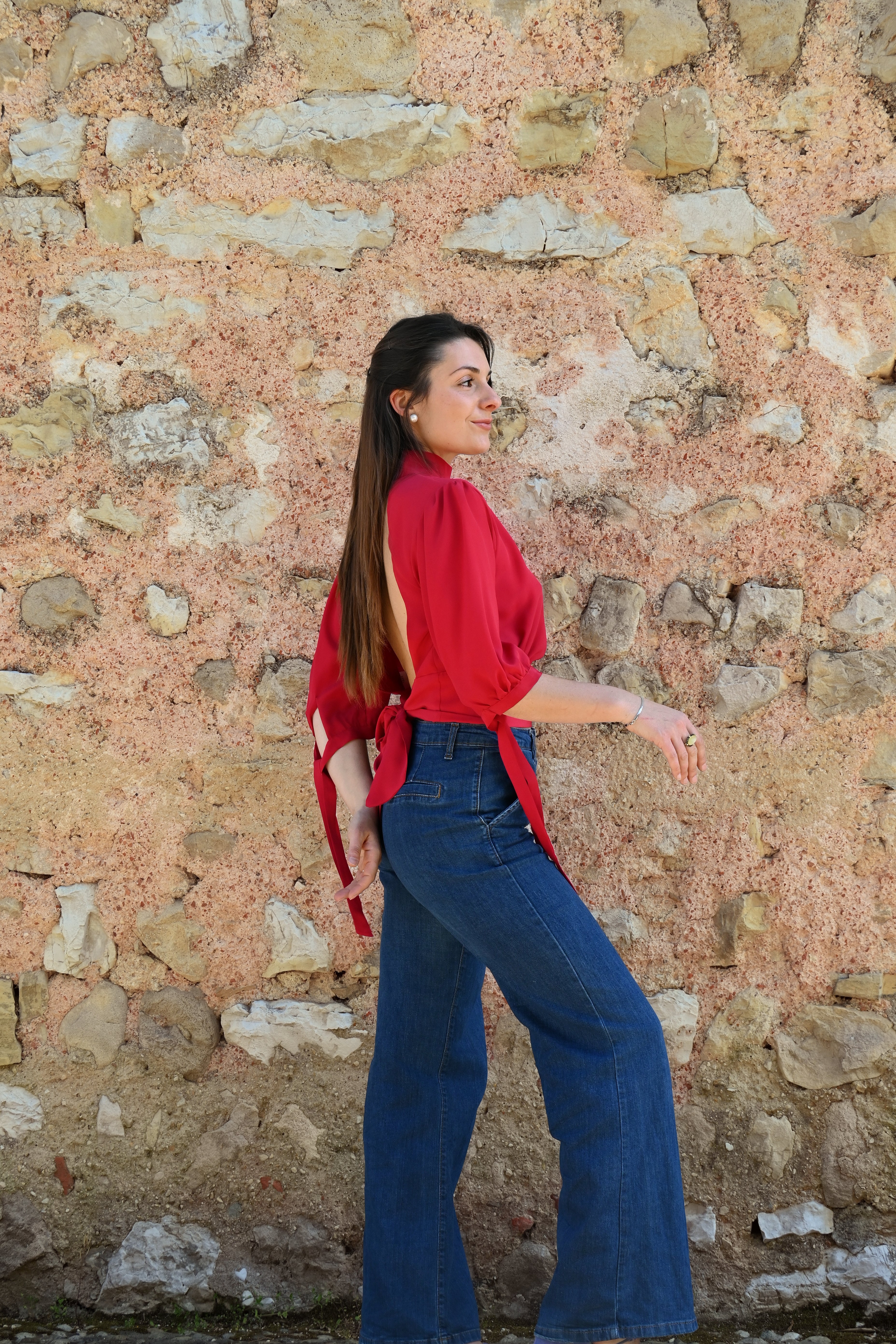 Blusa rossa in seta con scollo schiena