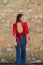 Blusa rossa in seta con scollo schiena