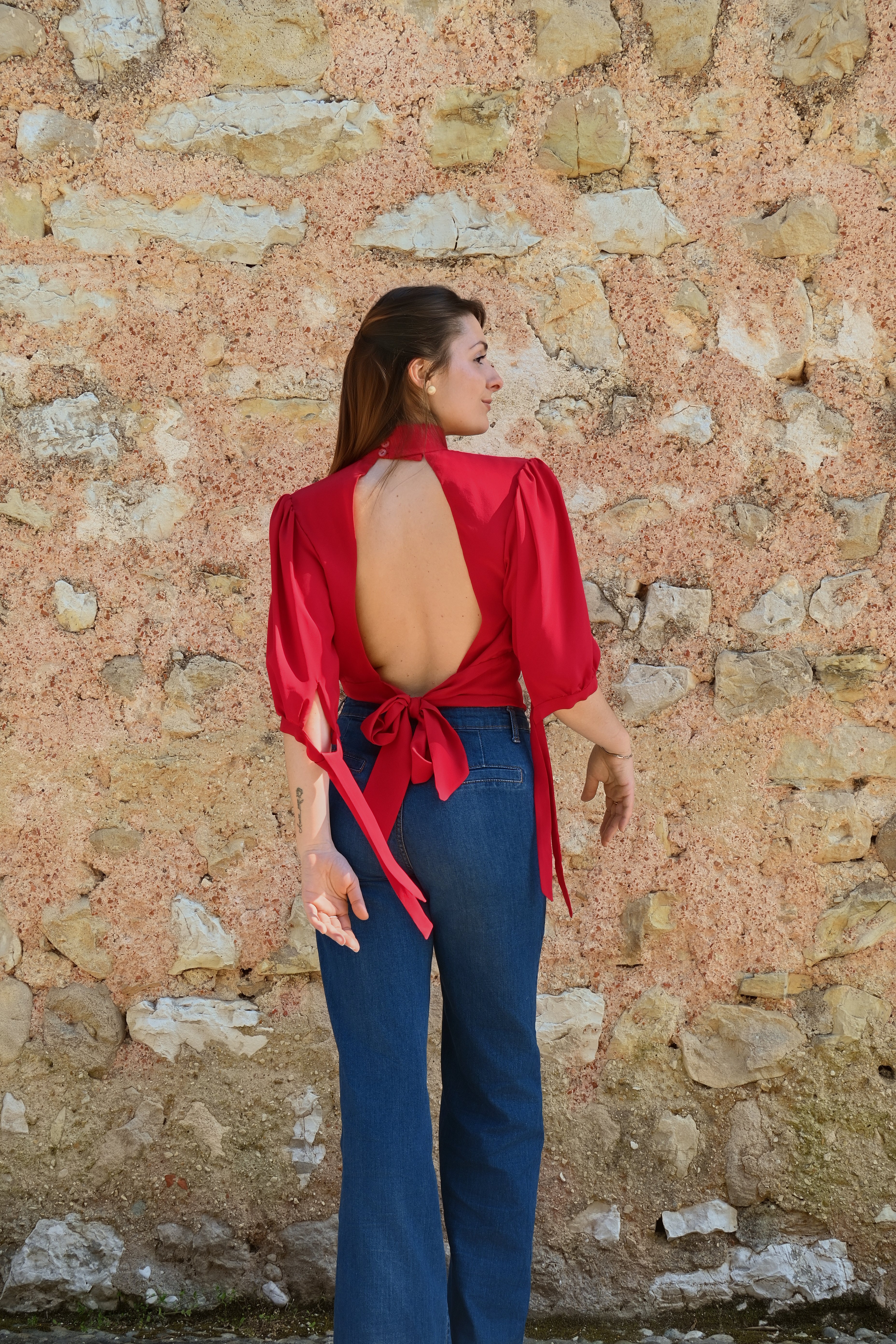 Blusa rossa in seta con scollo schiena