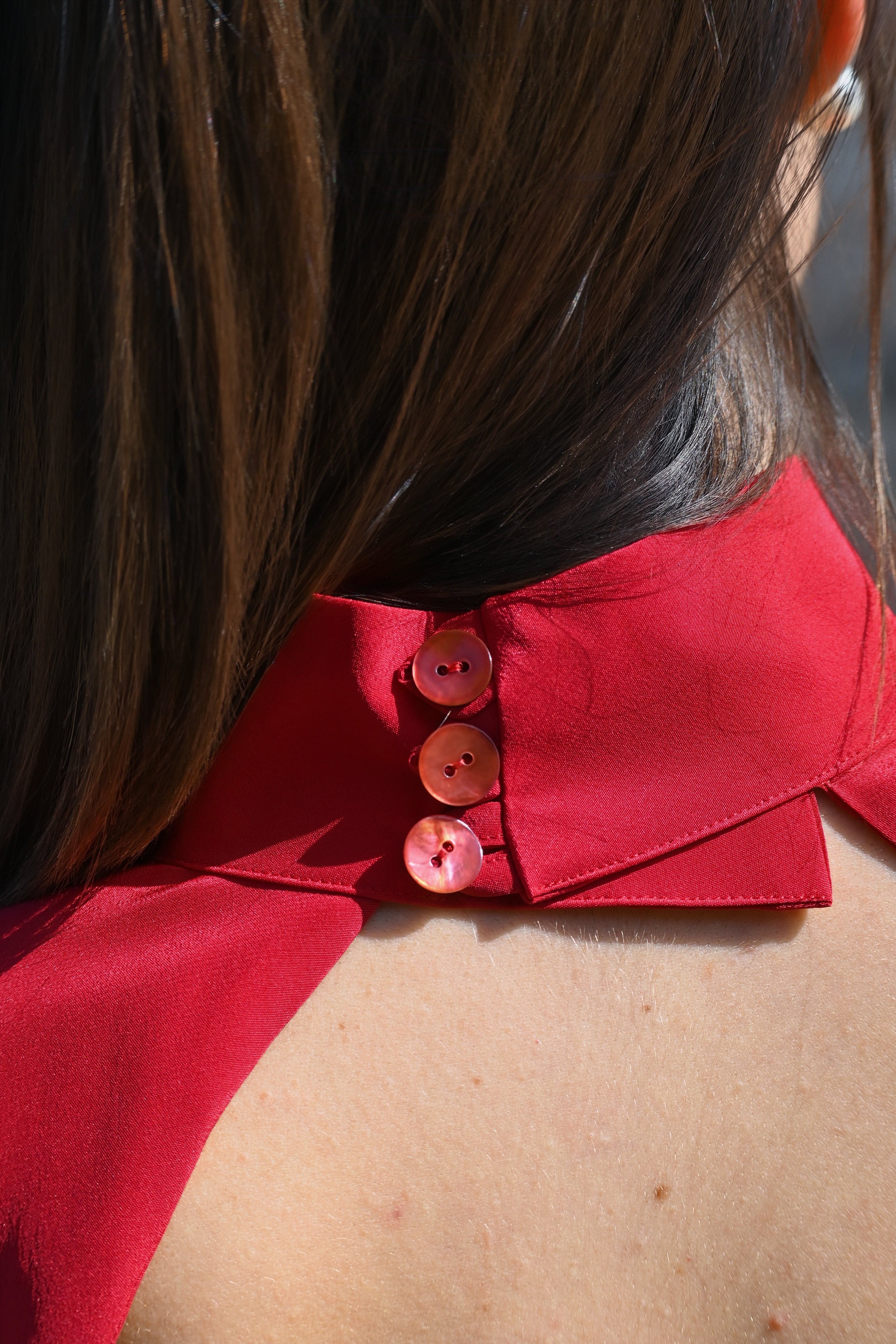 Blusa rossa in seta con scollo schiena
