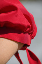 Blusa rossa in seta con scollo schiena