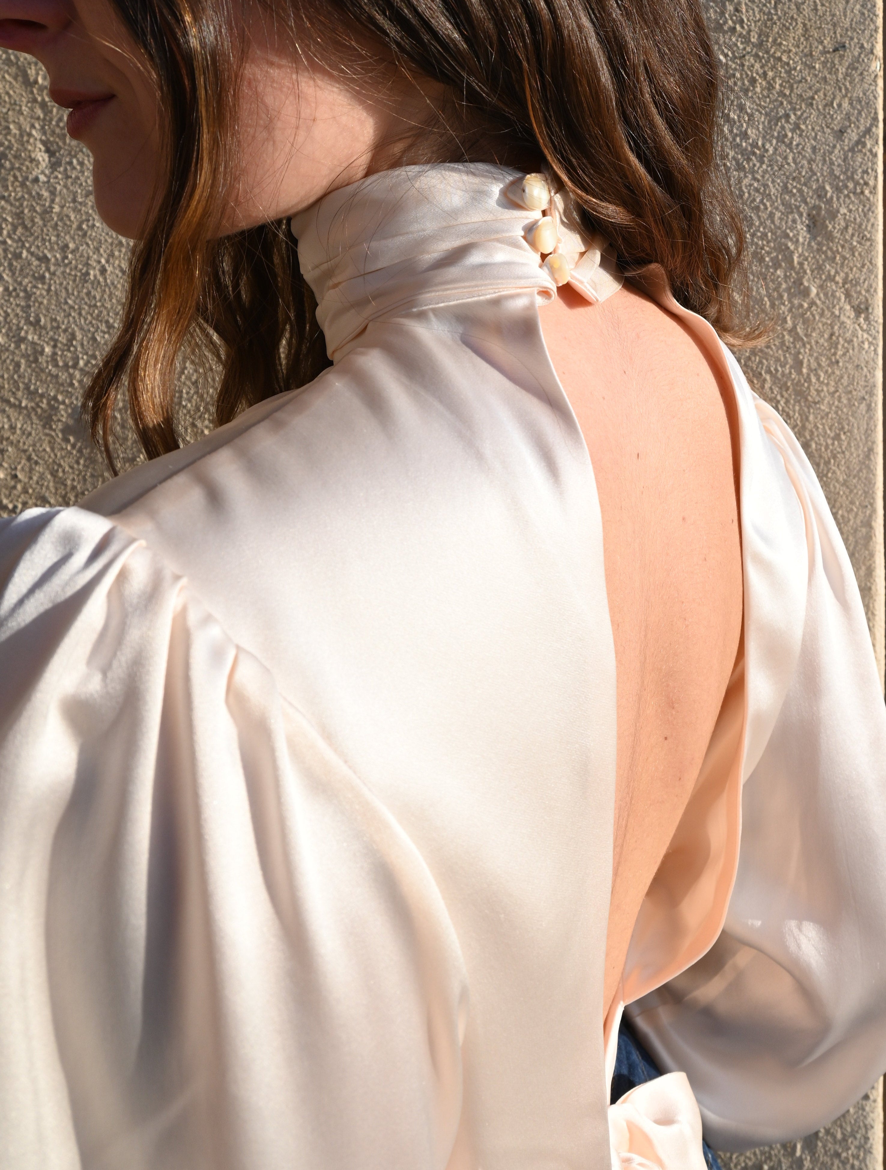 Women's backless silk shirt