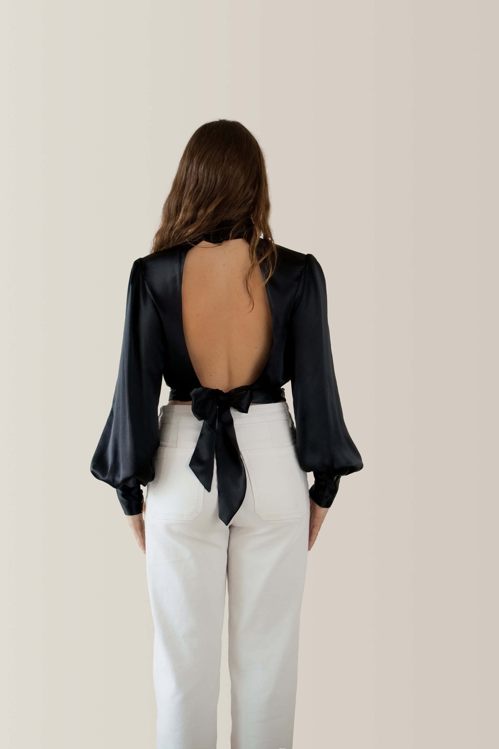 Camicia schiena scoperta da donna in seta