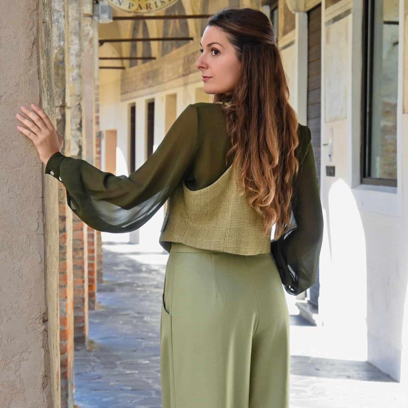 pantalone a palazzo visto da dietro in pura lana color verde pistacchio 