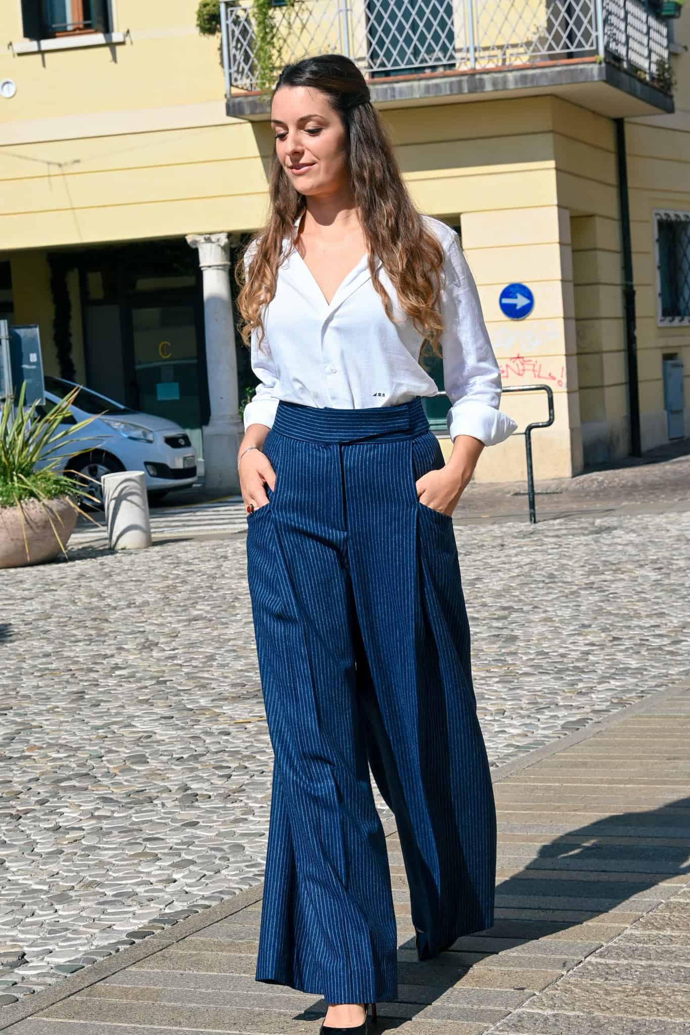 pantalone lana blu righe foto cittá camminando