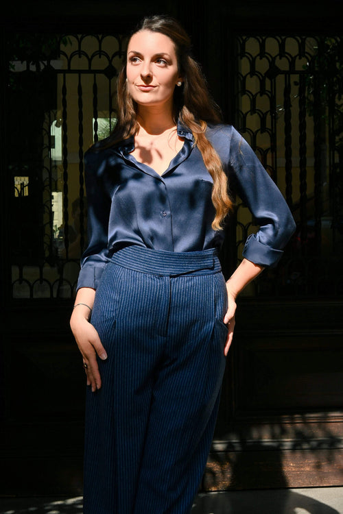 pantalone lana gessata blu con righe bianche abbinato a camicia blu in raso di seta 