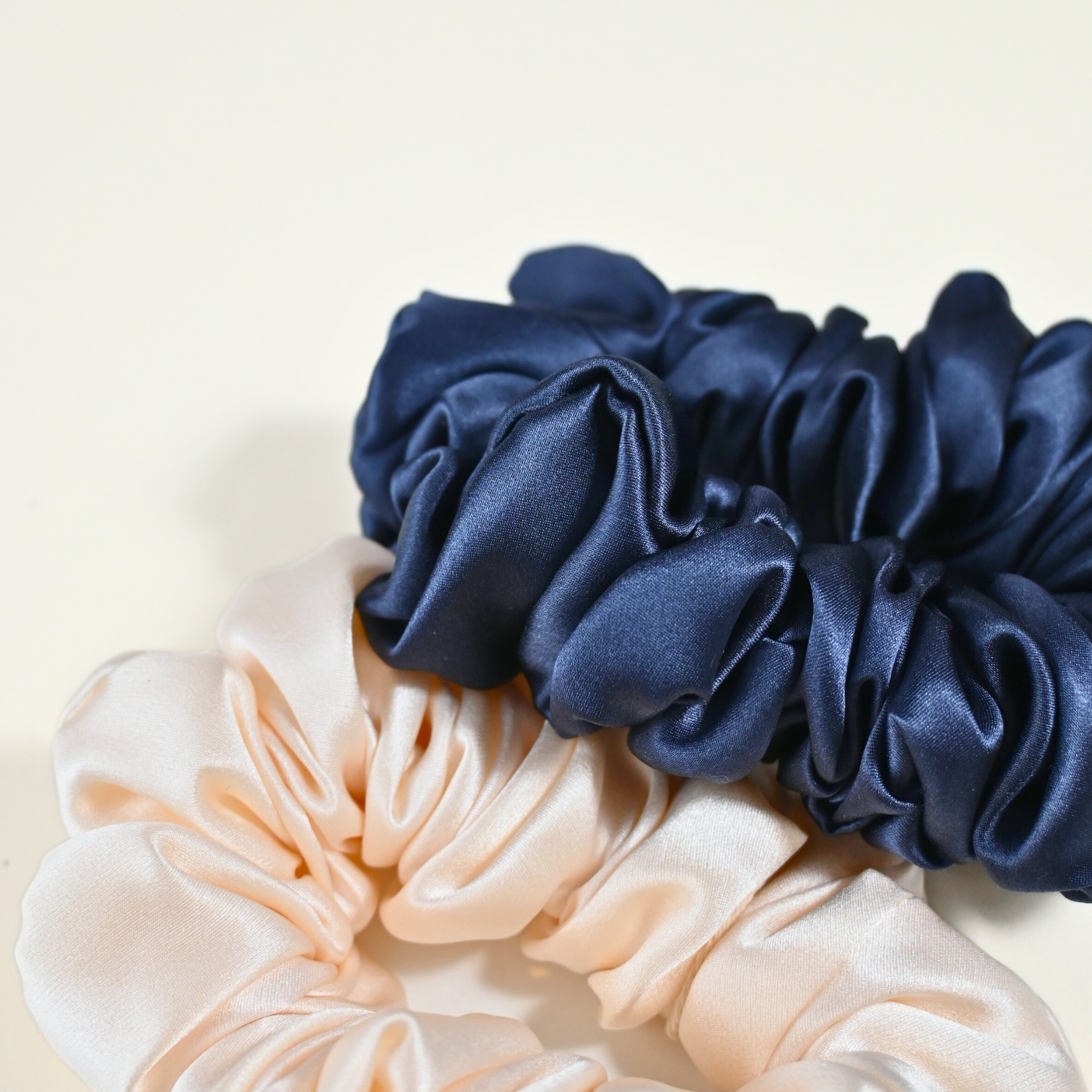 Scrunchie in seta pura con fodera in cotone, blu notte e bianco perla, stile elegante – Alkira Collection