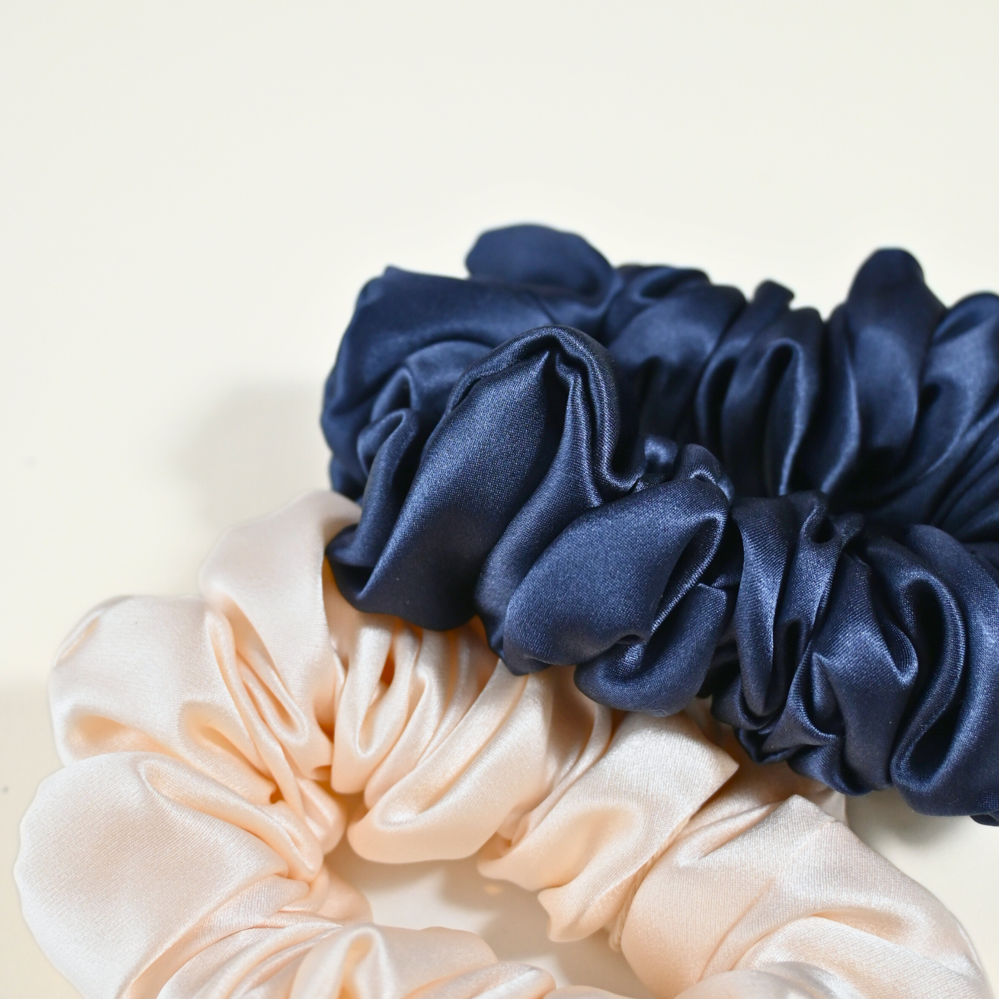 Scrunchie in seta pura con fodera in cotone, blu notte e bianco perla, stile elegante – Alkira Collection