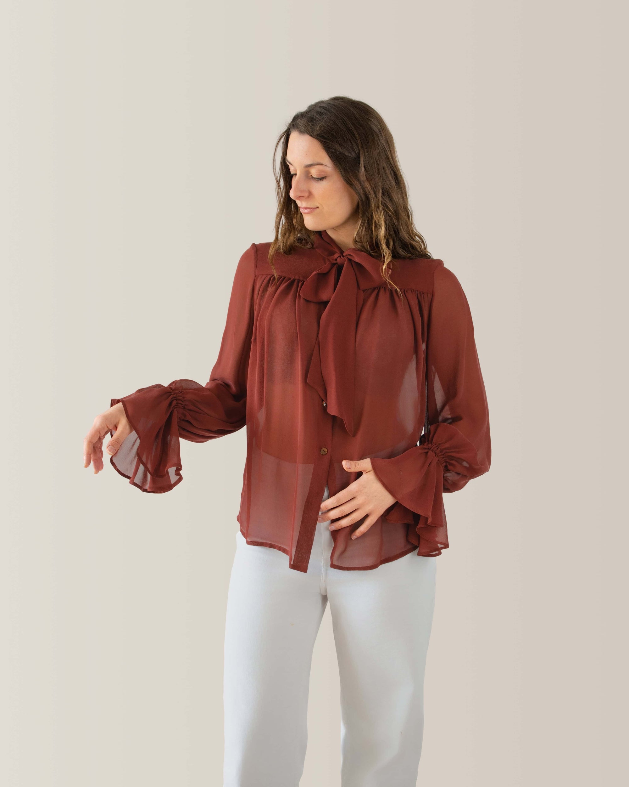 Camicia da donna in seta con fiocco
